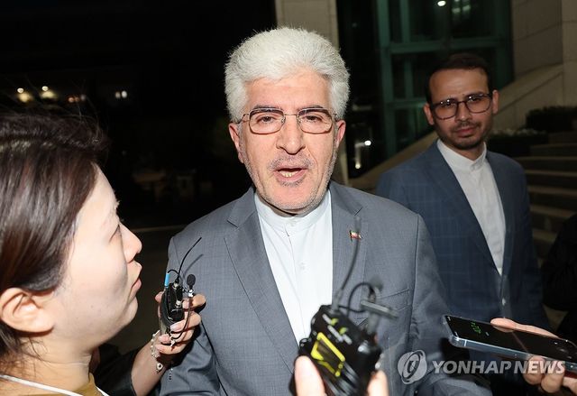 외교부 청사 떠나는 주한이란대사
