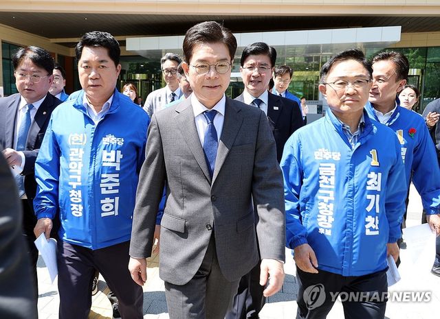 기자회견 마치고 나오는 정원오 후보