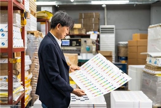 (서울=연합뉴스) 서울명장 김인호 대표가 인쇄 작업 현장에서 인쇄 품질과 색감을 확인하며 작업물을 점검하고 있다. [서울시 제공. 재판매 및 DB 금지]