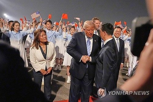 트럼프 대통령과 한정 부주석