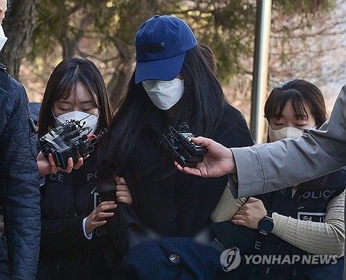 영장실질심사 출석하는 세 살 딸 살해 친모