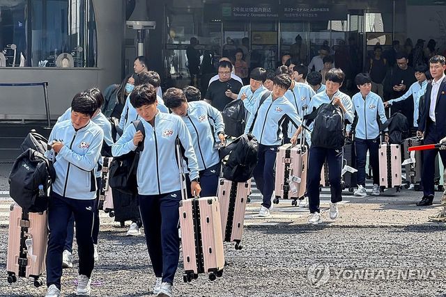 베이징 서우두 공항 도착한 북한 내고향여자축구단