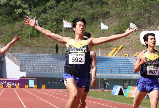 결승선 통과하는 이재성