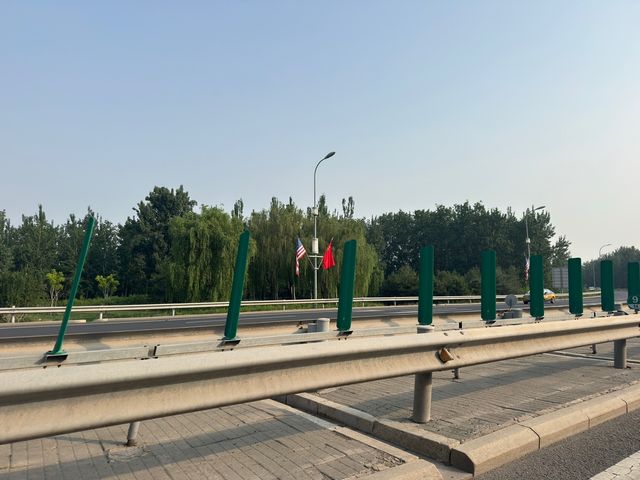 베이징 공항고속도로에 게양된 미중 국기