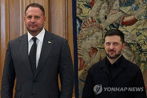 돈세탁 혐의로 기소된 안드리 예르마크 전 우크라이나 대통령 비서실장(왼쪽)과 젤렌스키 대통령[로이터 연합뉴스 자료사진. 재배포 및 DB 금지]