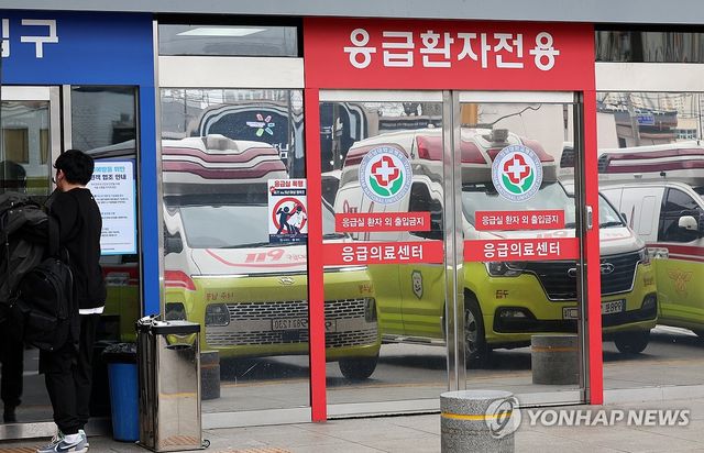 응급실 앞 구급차