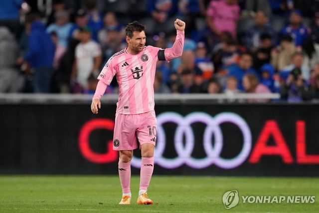 주먹을 불끈 쥔 리오넬 메시