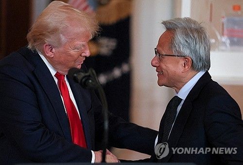 도널드 트럼프 미국 대통령(좌측)과 젠슨 황 엔비디아 CEO(우측)
