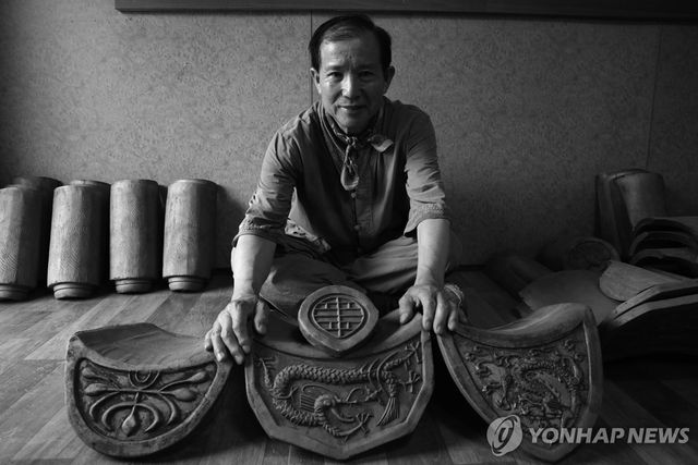 이근복 국가무형문화재 번와장 보유자