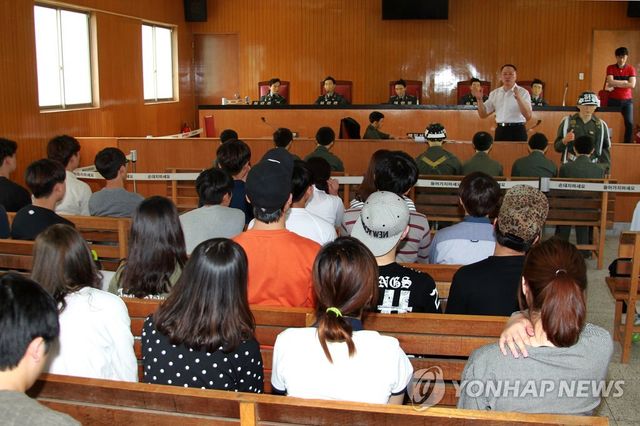 상무대 법정 체험하는 학생들