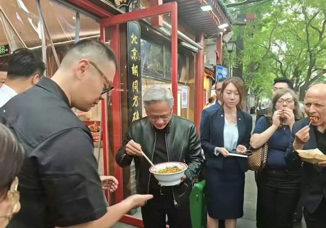 짜장면 먹는 젠슨황 엔비디아 CEO