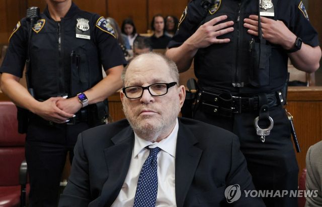 15일(현지시간) 미국 뉴욕 뉴욕주 대법원 재판에 출석한 하비 와인스틴