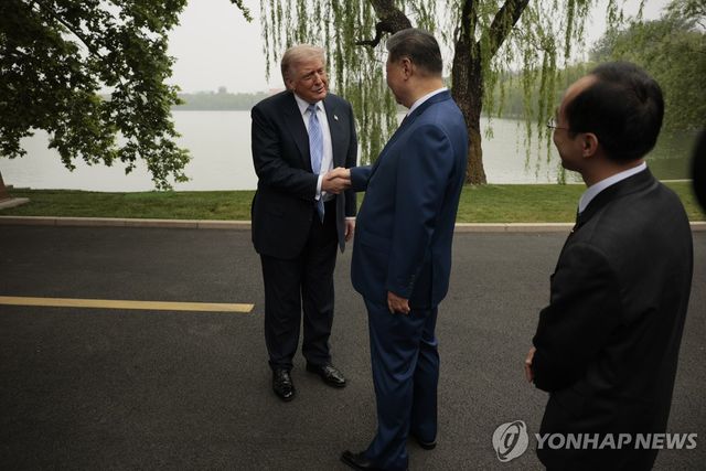 베이징 중난하이에서 악수하는 도널드 트럼프 미국 대통령과 시진핑 중국 국가주석