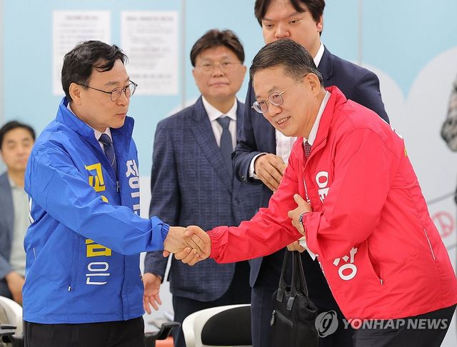 악수하는 정근식-윤호상 서울시교육감 후보