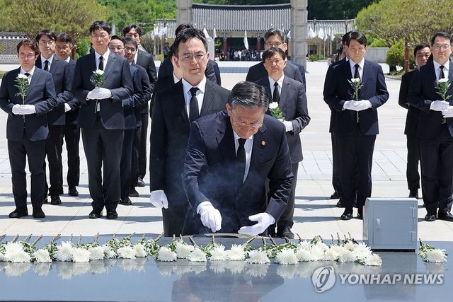 분향하는 정성호 법무부 장관