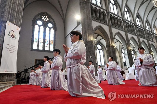 서품 기도하는 사제 수품자