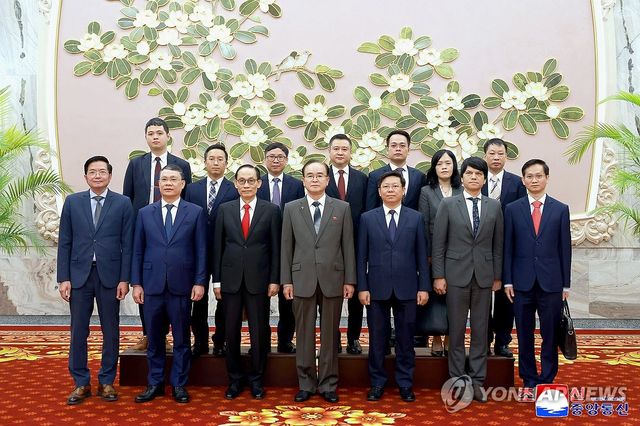 북한 조용원, 베트남 특사단과 기념촬영