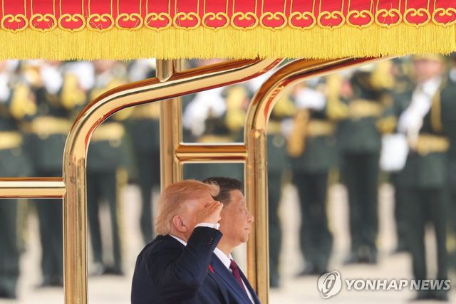 2026년 베이징 인민대회당 환영행사에서 경례 유지하는 트럼프 대통령