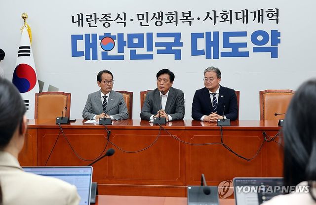 (왼쪽부터) 더불어민주당 강준현 수석대변인, 조승래 사무총장, 이연희 전략기획위원장