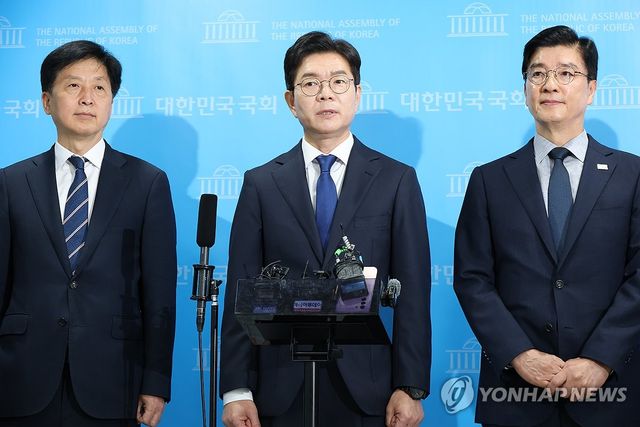 취재진 질문에 답하는 정원오 후보