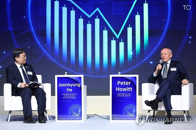 하준경 경제성장수석과 대담하는 하윗 교수