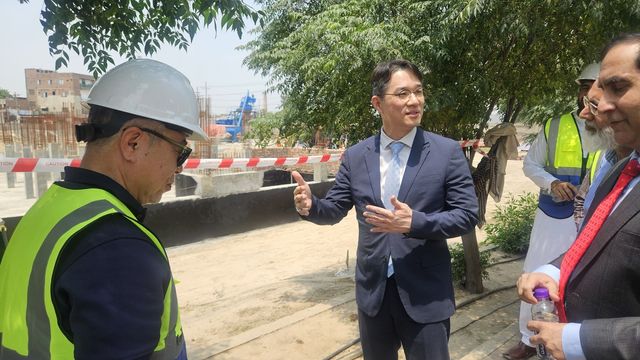 공사현장 둘러보는 연제호 코이카 파키스탄 사무소장