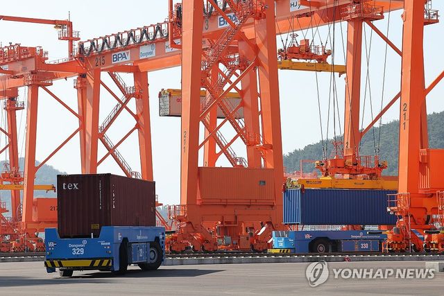 2023년 완성된 국내 첫 완전 자동화 항만인 부산 신항