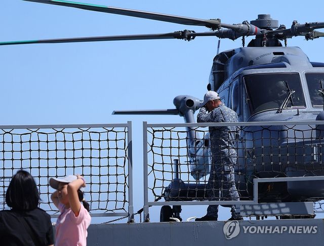 뒤돌아서 눈물 닦는 아빠