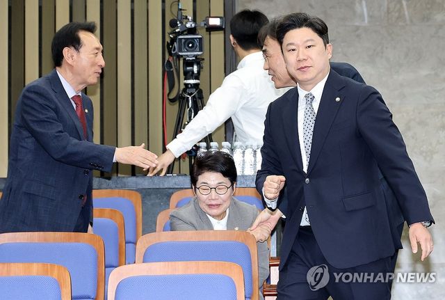 의원총회 입장하는 진종오 의원