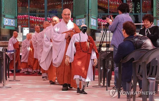 스님들과 이동하는 로봇 스님 가비