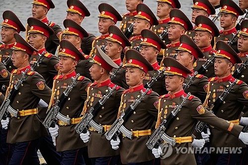 러시아 전승절 열병식서 행진하는 북한 군인들