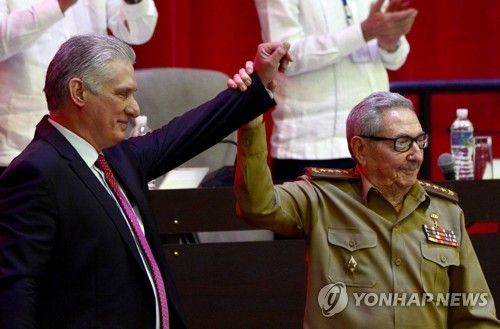 디아스카넬 쿠바 대통령(왼쪽)에게 당 총서기직 물려주는 라울 카스트로(오른쪽)