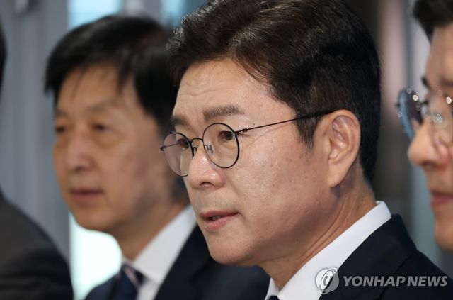 취재진 질문에 답하는 정원오 후보