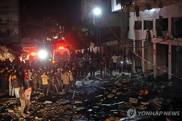 가자시티 리말 지역의 이스라엘 공습 현장에 모여있는 주민들과 구조대원들