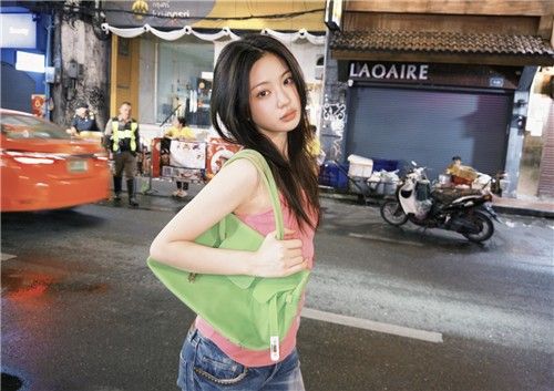 '젤리 퍼킨백' 들고 있는 걸그룹 키키의 멤버 키야
