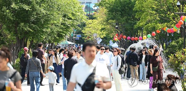 화창한 주말, 광화문 광장 인파