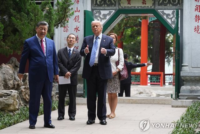 중난하이 정원 관람하는 트럼프 대통령과 시진핑 주석