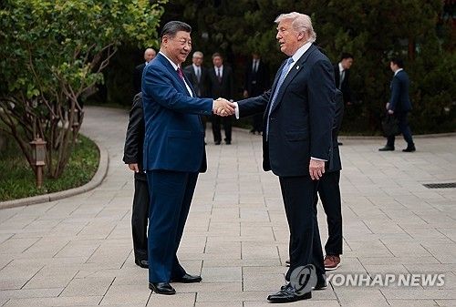 악수하는 미중 정상 
