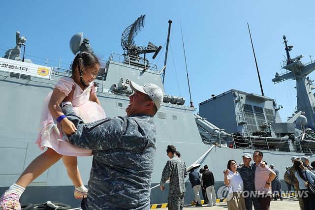 아빠 껌딱지 딸과 작별