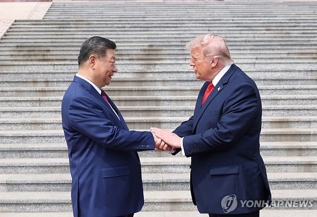 2026년 베이징 인민대회당에서 시진핑 중국 국가주석과 악수하며 손등 두드리는 도널드 트럼프 미국 대통령 