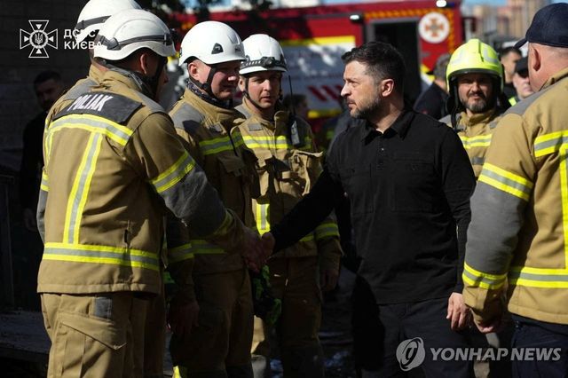 키이우 아파트 붕괴현장 지휘하는 젤렌스키 대통령