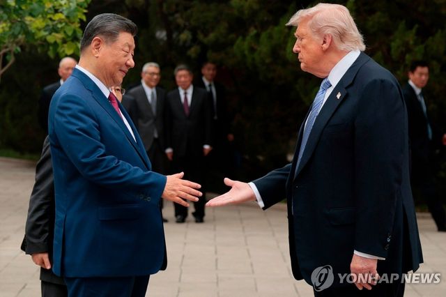 15일 베이징 중난하이에서 악수하는 미중 정상