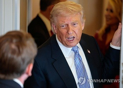 중국 방문 마치고 귀국길 기내에서 취재진과 대화하는 트럼프