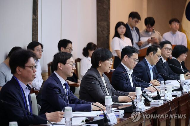 국민연금기금운용위원회의 주재하는 정은경 장관