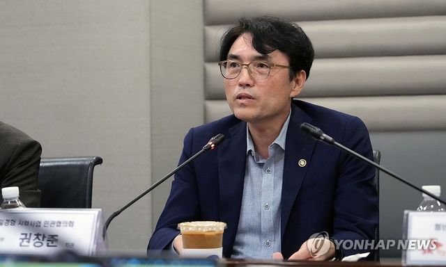 발언하는 권창준 고용노동부 차관