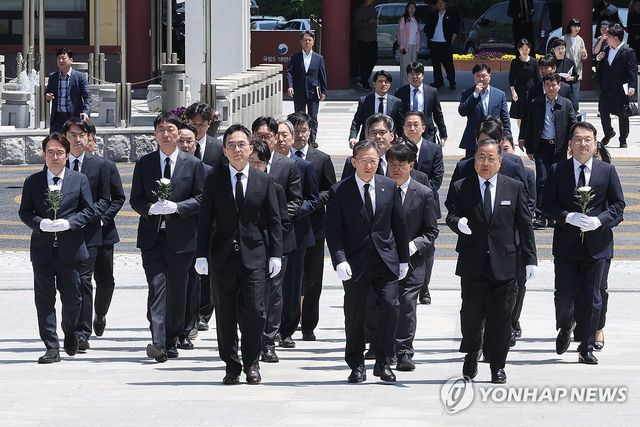국립5·18민주묘지 찾은 정성호 장관과 검찰 간부들