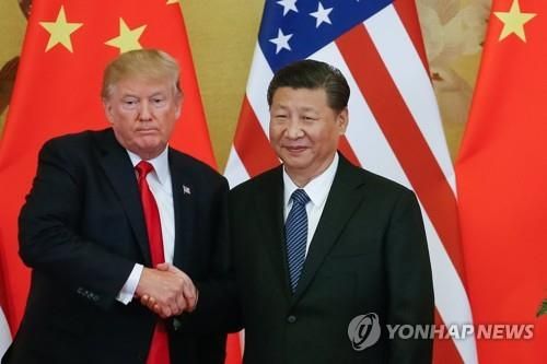 2017년 베이징에서 기념촬영하는 트럼프 미국 대통령과 시진핑 중국 주석