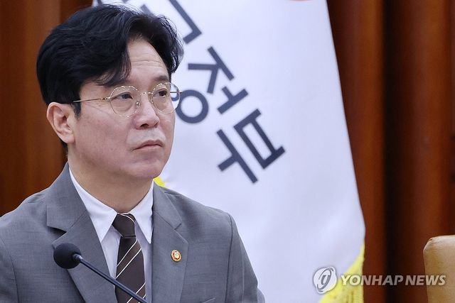 비상경제본부회의 참석한 김영훈 고용노동부 장관