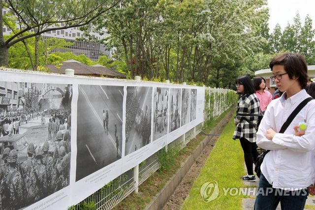 옛 상무대 부지인 5·18 자유공원에서 5·18의 아픔 바라보는 학생들