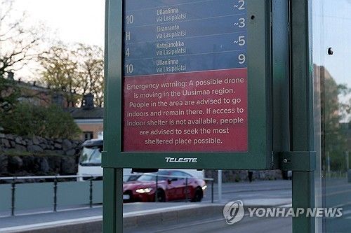 드론 경보가 공지된 핀란드 헬싱키의 트램 정류장 [로이터 연합뉴스 자료사진. 재판매 및 DB 금지] 